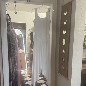 Elegant White Sleeveless Dress